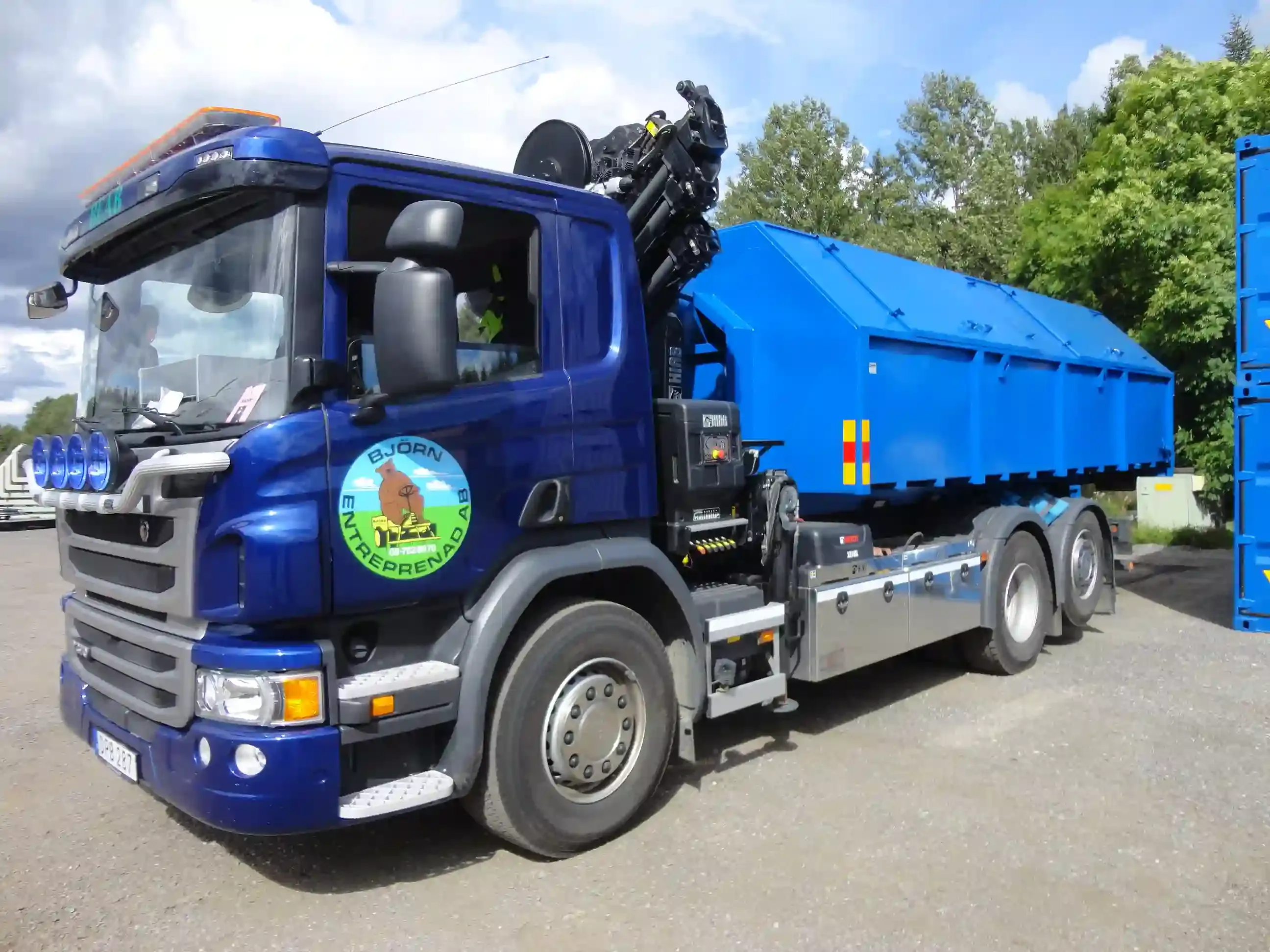 Volvo och Scania med flak 016